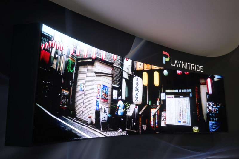 錼創(chuàng)展出產(chǎn)品包括 89 吋 5K PixeLED Matrix 全球首臺(tái)超寬曲面 Micro LED 顯示器